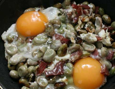 Broad beans and ham with eggs, an excellent lunch