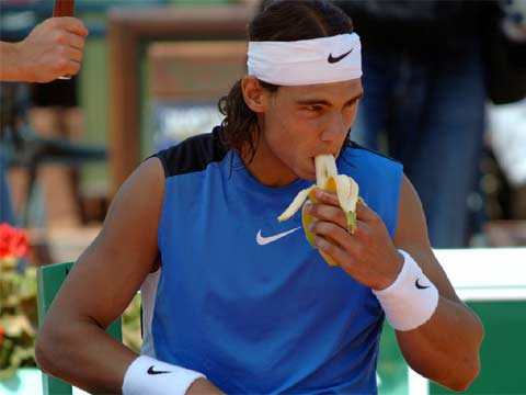 Nadal eating bananas