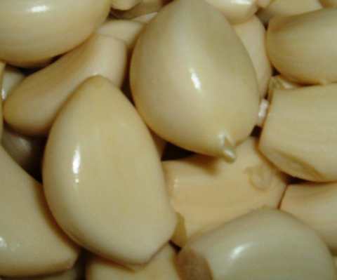 Some peeled garlic cloves