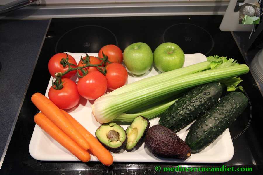 Ingredientes for vegetable shakes: Tomato, cellery, cucumber, apple, carrot and avocado